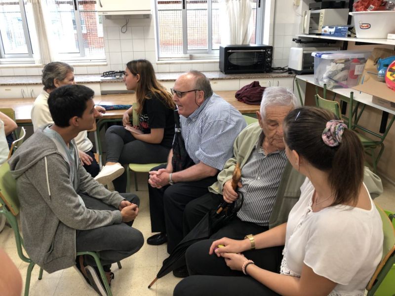 Alumnes de l’Institut Montsià fan acompanyament telefònic a persones majors de 70 anys que viuen soles
